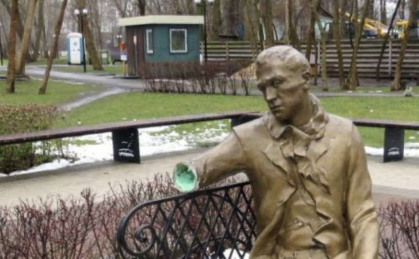 🇺🇦 Сьогодні працівники комунальних підприємств Ірпеня полагодили Скульптуру Автора в ірпінському Парку письменників. Невідомі вандали відламали руку Автора.